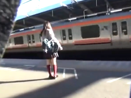 電車で勉強する真面目で可愛い美少女JKが痴漢される！指サックを装着しマ◯コにヌプッと挿入し膣内を掻き回されて潮吹きイキ！